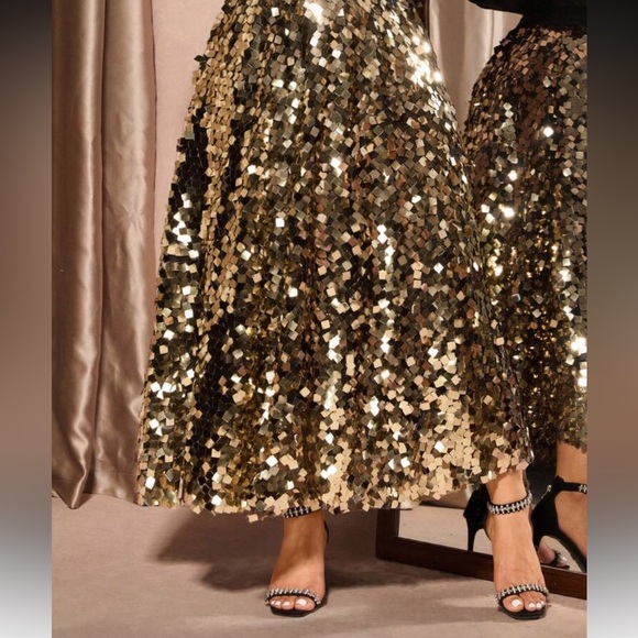 🌟 PLUS Gold Sequin Skirt 🌟 - Picture 2 of 7